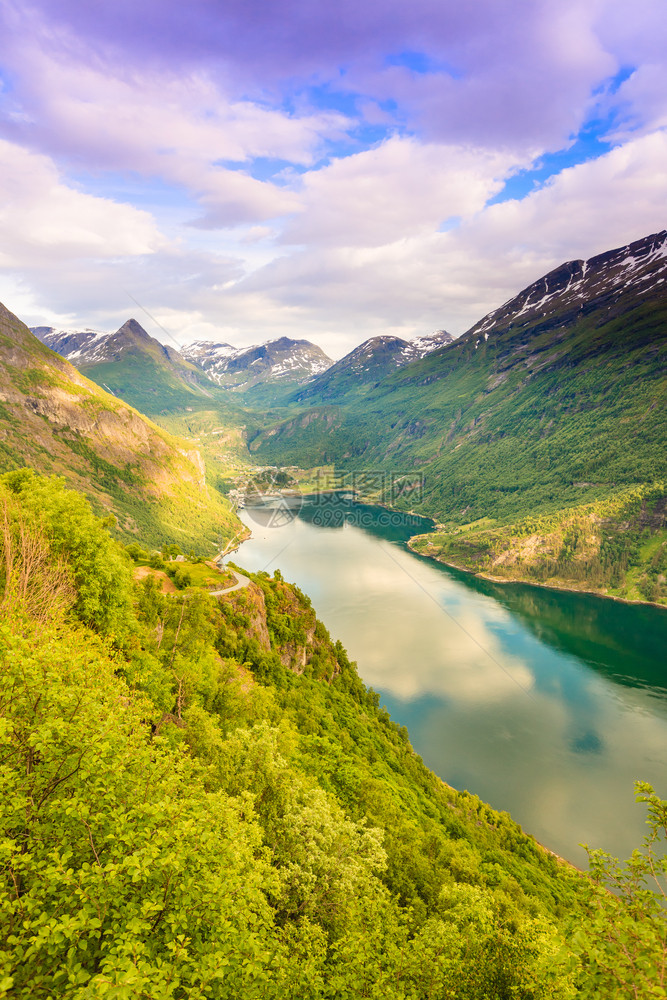 挪威斯堪的纳维亚从Flydalsjuvet的角度看Geirangerfjorden的美丽景象从Flydasjuvet的角度看挪威图片