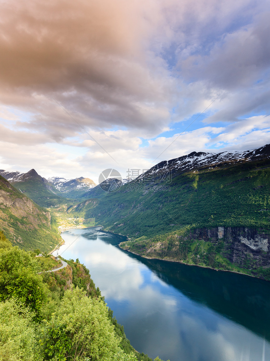 挪威斯堪的纳维亚从Flydalsjuvet的角度看Geirangerfjorden的美丽景象从Flydasjuvet的角度看挪威图片