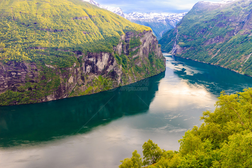 挪威斯堪的纳维亚从Flydalsjuvet的角度看Geirangerfjorden的美丽景象从Flydasjuvet的角度看挪威图片