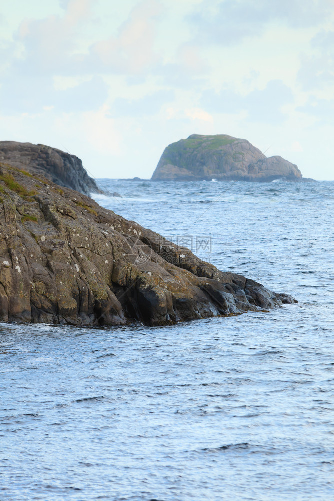 在挪威罗加兰县有海景的挪威南部岩石海岸景观图片