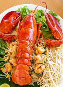 龙虾伊面龙虾面炒泰国米加满龙虾和肉背景