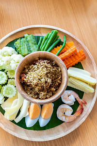 Namphrik泰国辣椒糊蔬菜虾和蛋泰国传统美食图片
