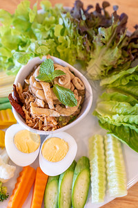 Namphrik泰国茄子有机辣椒糊和各种蔬菜鸡蛋泰国传统食品烹饪图片