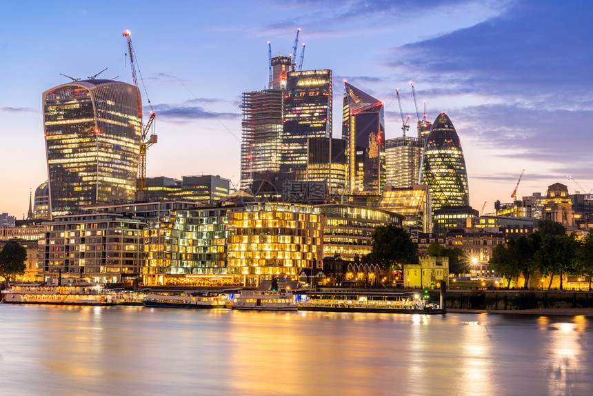伦敦市中心天际建筑泰晤士河在日落黄昏英国伦敦图片