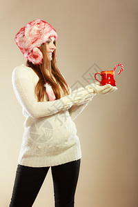 女孩手握羊毛白套圣诞节时间概念手杖女孩杯图片