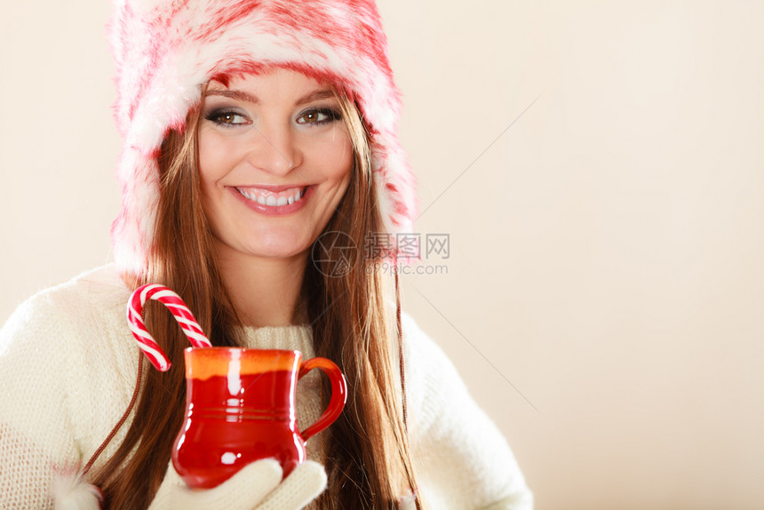 女孩手握羊毛白套圣诞节时间概念女孩手握杖杯女孩握着羊毛白套女孩握着杖杯女孩握着杖杯图片