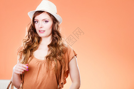 暑假和穿着时装草帽的女孩棕色有吸引力女游客肖像图片