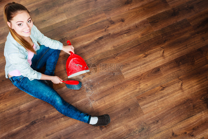清洁家务工作概念清洁女工用红小冲须扫木地板尘和灰高角观图片