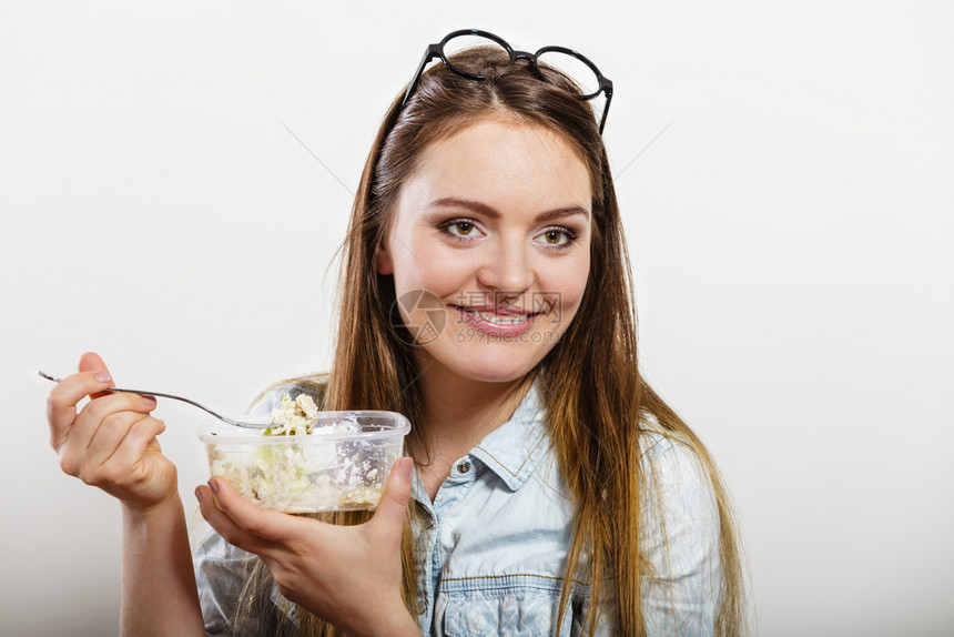 女人吃新鲜蔬菜沙拉快乐的女孩吃健康食物营养图片