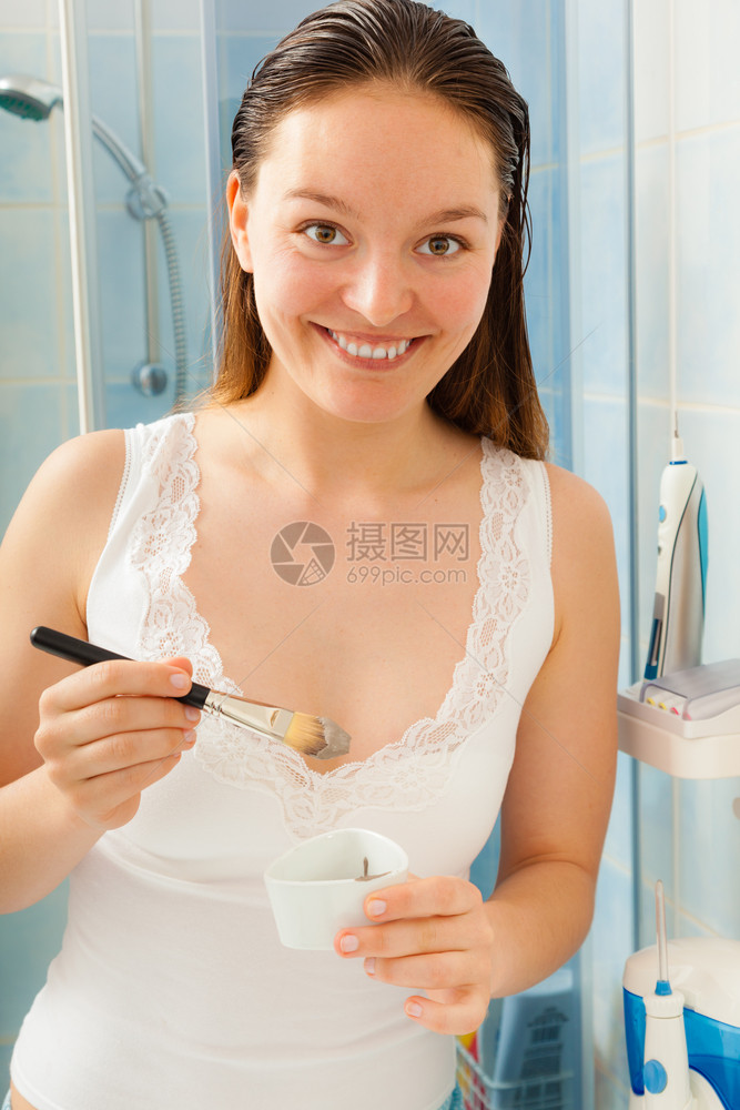 年轻女在洗手间用面部泥粘土罩在脸部露图片