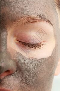 斯帕美容治疗和皮肤护理女脸部用泥土面罩缝合背景图片