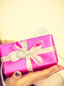 圣诞节冬季带粉红玫瑰盒礼物的女手带粉红玫瑰盒礼物的女手图片