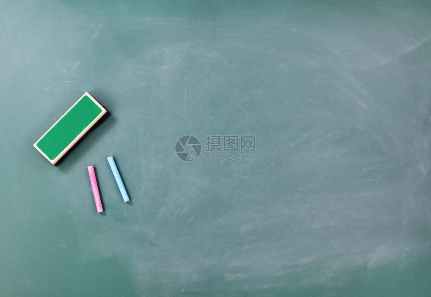 绿色粉笔板带有橡皮和粉笔用于学习图片