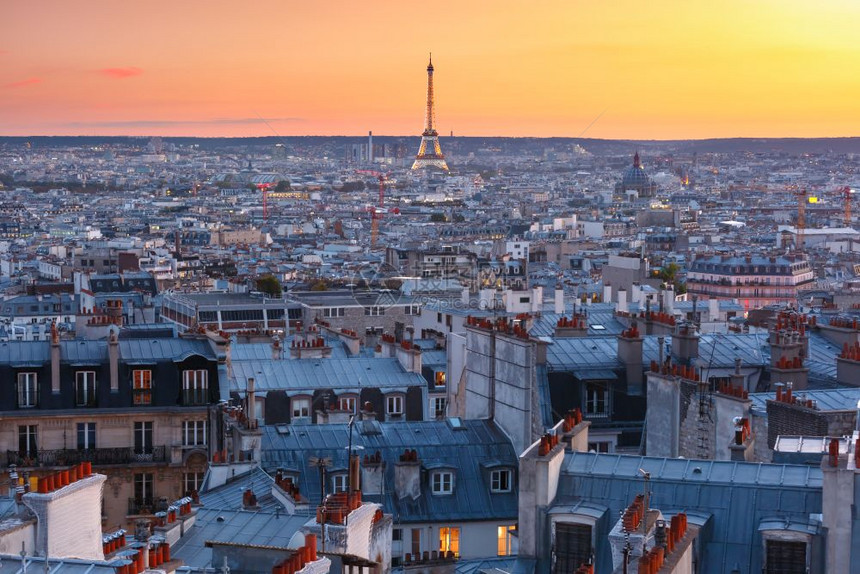 法国巴黎日出时蒙马特的空中全景在巴黎屋顶和艾菲尔塔楼上空法国巴黎日出时图片