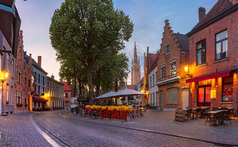 比利时布鲁日中世纪童话时代老城华府广场晚上老城布鲁日背景