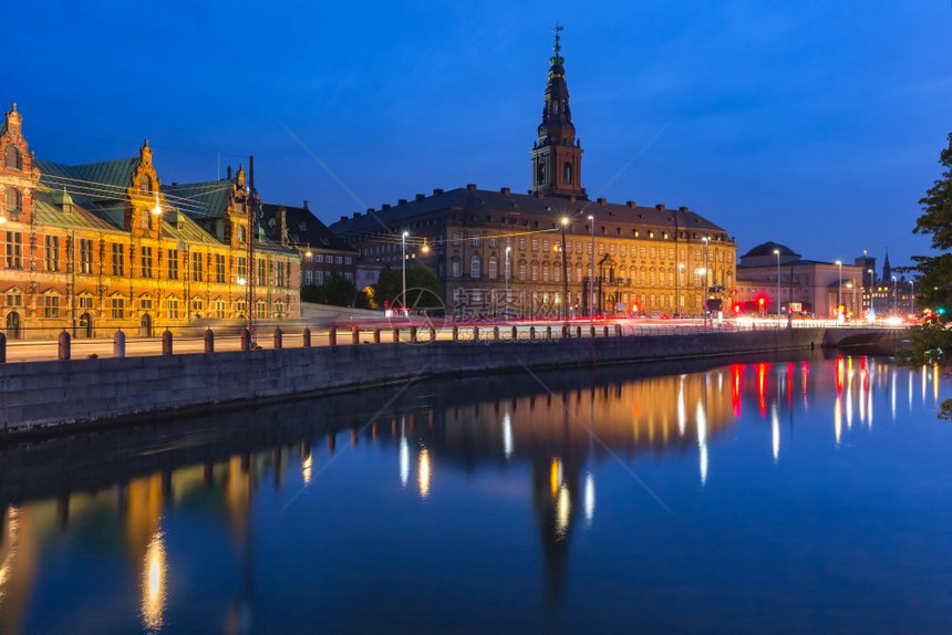 旧证券交易所Boersen和ChristianborgPalace其镜像反射在夜间运河哥本哈根丹麦首都哥本哈根图片