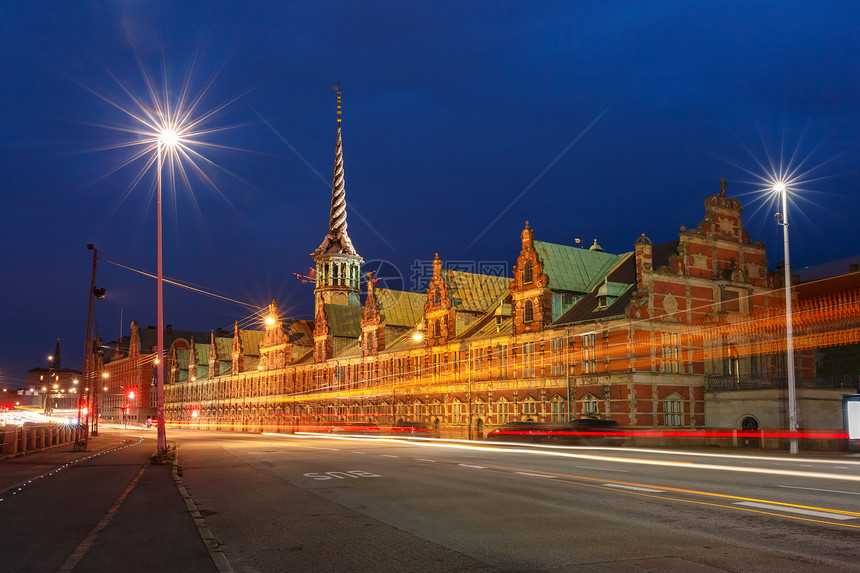 旧证券交易所布尔森和夜间的灯光小道丹麦首都哥本哈根丹麦图片