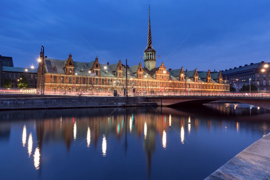 旧的证券交易所布森Boersen在丹麦首府哥本哈根的夜间运河镜像反射图片