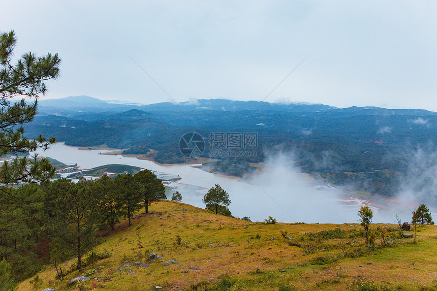 松林高地达拉特城清晨在兰比昂雾图片