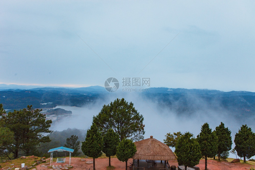 松林高地达拉特城清晨在兰比昂雾图片