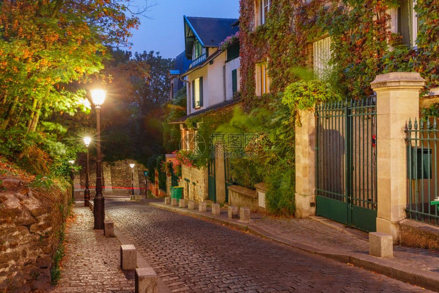 清晨蒙马特尔山上的空街道法国巴黎蒙马特尔图片