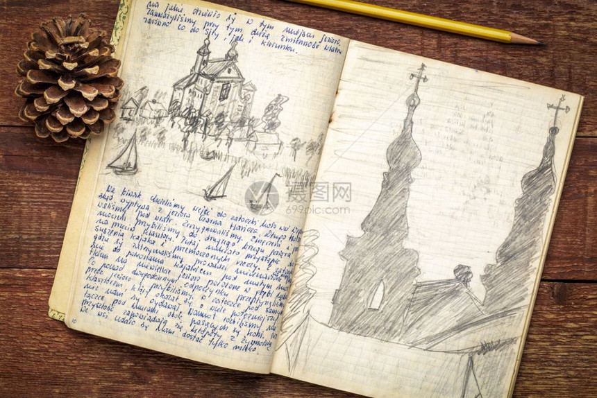 古老的探险日记写在生锈的木制桌上1974年夏季波兰皮艇旅行的笔迹和铅图片
