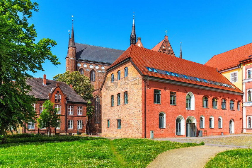 德国梅克伦堡地区威斯马尔老城古建筑的景象夏季图片
