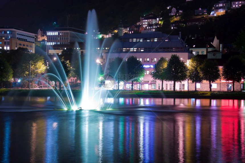 挪威卑尔根夜池喷泉图片