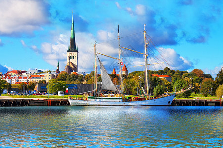 爱沙尼亚塔林老城码头夏季风景全爱沙尼亚塔林具有历史高的帆船图片