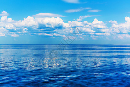 蓝海或景洋度假胜地的夏季风景和云天空背景图片