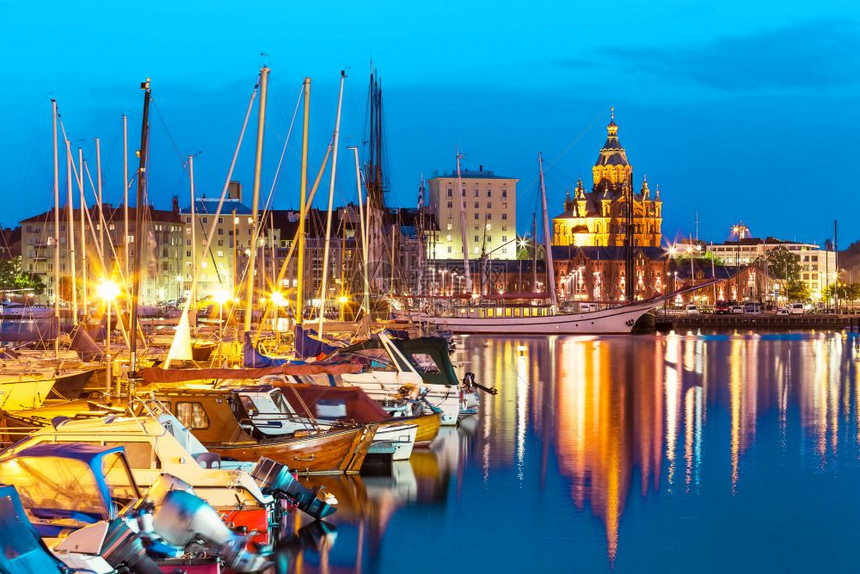 芬兰赫尔辛基旧港码头建筑的景色夏夜全包括高的历史帆船游艇和只以及芬兰赫尔辛基旧城乌斯彭东正教堂图片