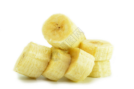 白种背景的香蕉切片图片