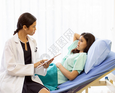 ipd亚洲医生在院病房对人进行例健康检查背景