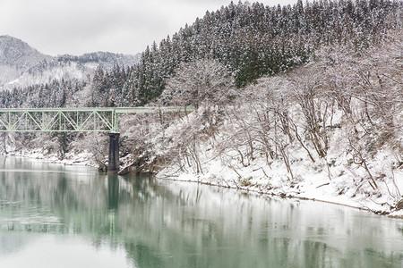 冬季风雪桥上的火车图片