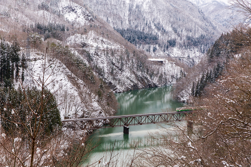 冬季风雪桥上的火车图片