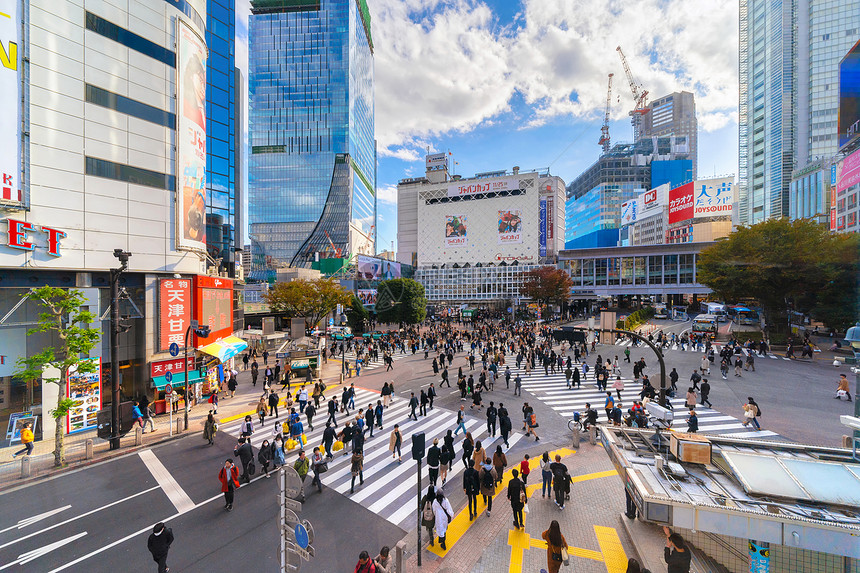 在日本东京银座区世界上最繁忙的十字路口之一Shibuya街上交叉的人群图片