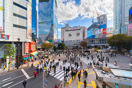 最忙的在日本东京银座区世界上最繁忙的十字路口之一Shibuya街上交叉的人群背景