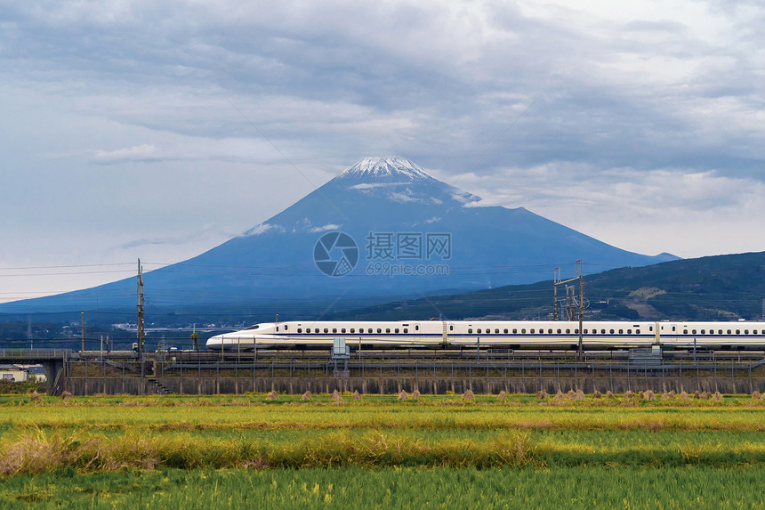 日本东京火车站附近的田绿稻附近图片