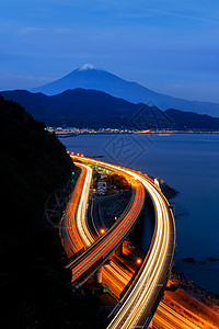 富士山的空中景象直达晚上在静冈的公路富士五湖日本山地风景背景