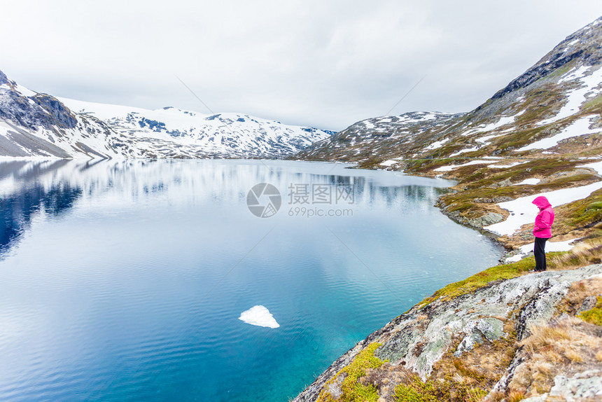 挪威斯堪的纳维亚州StrandaMoreogRomsdalDjupvatnet湖附近的女旅游客用沉静的山地观光放松默思挪威斯堪的图片