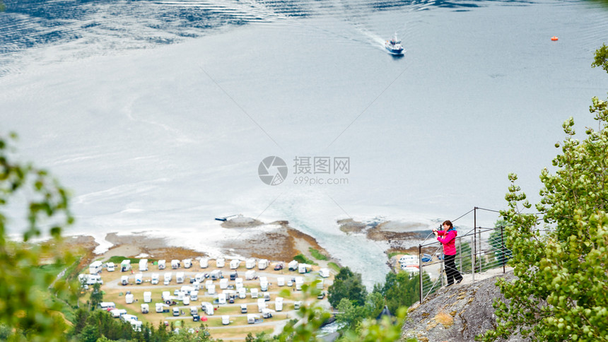 Geirangerfjord绿色山地和Geiranger村的景象挪威斯堪的纳维亚旅游目地图片