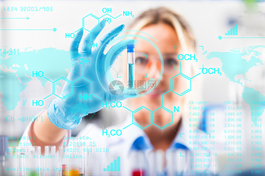 科学化研究实验室中保护眼镜和手套检查试管中年轻有吸引力的女科学家该试验管配有红色液体样本物质探测器具有未来科学空气界面与化学公式图片