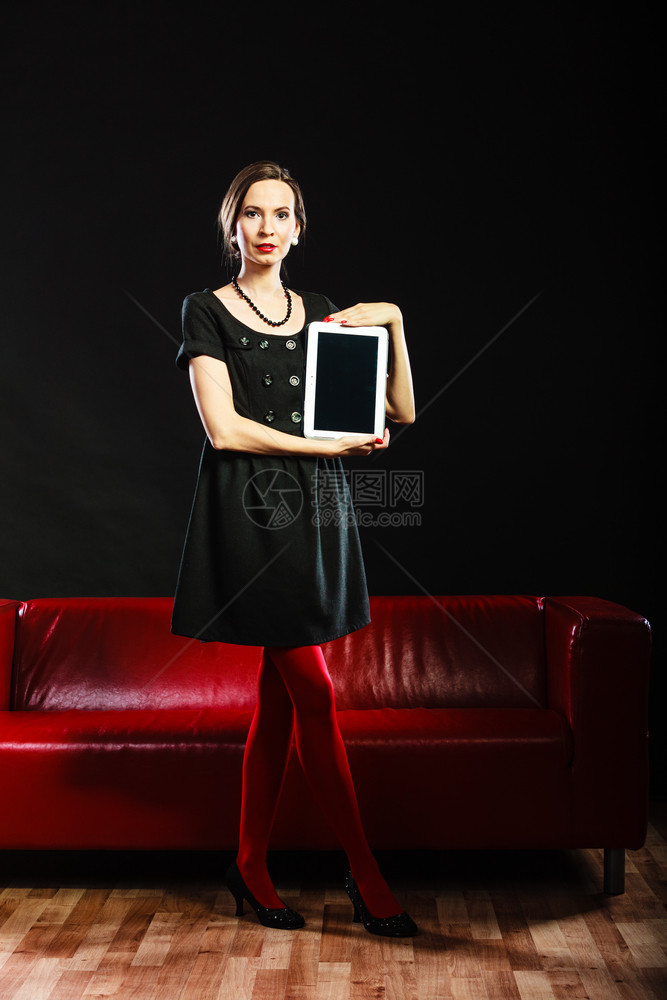 时装女古老的红嘴唇指甲显示平板触摸黑色上有复制空间图片