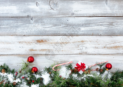 圣诞雪底边界长青树枝白锈木上还有其他节日装饰品图片