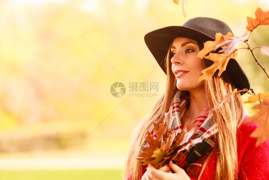 秋季人的概念迷女的肖像戴着黑帽子和围巾的美女图片