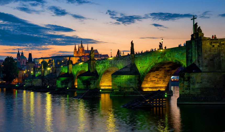 在布拉格日落时以绿灯照亮查尔斯桥图片