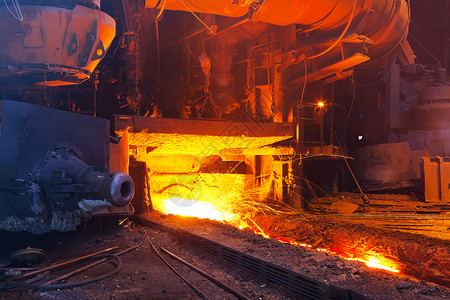金属冶炼厂高爆炉工作近视背景图片