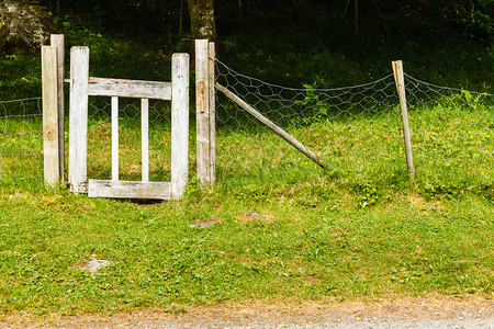 财产安全概念关闭铁栅栏用木门背景绿草铁栅栏用和门图片