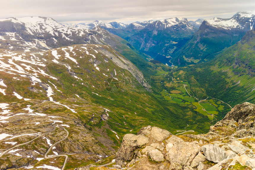 旅游假期和行Geirangerfjord和山地风景从Dalsnibba海台的视角看极好挪威斯堪的纳维亚图片