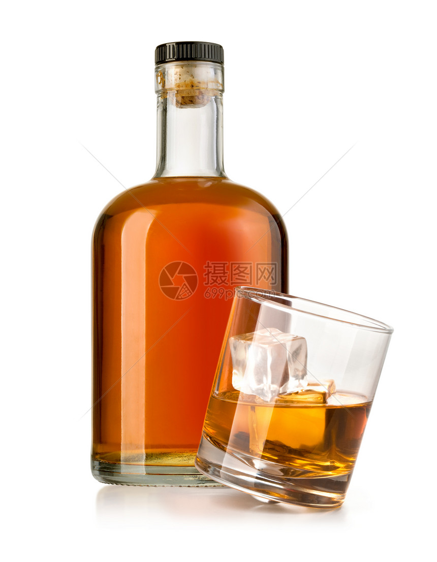 白色背景上隔着玻璃的威士忌瓶子图片
